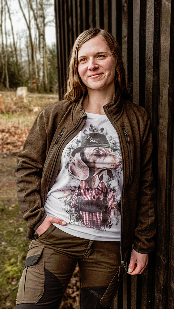 AKAH_8381300X_ALMTRACHT_T-Shirt_DAMEN_DACKEL-mit-HUT_weiss_www.bayerwald-jagdcenter.de_0.jpg